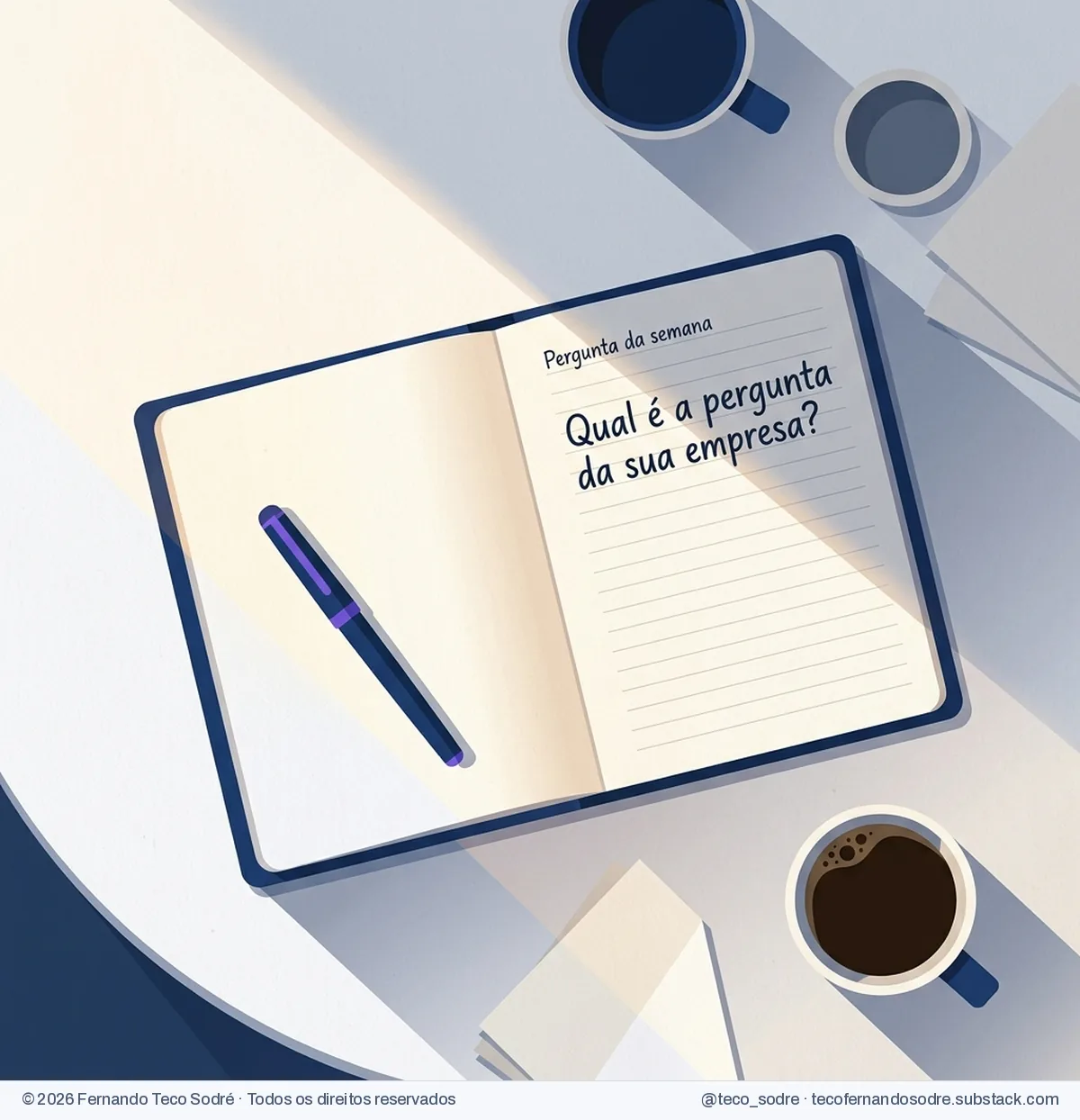 Caderno azul-marinho aberto sobre a mesa de um café, com duas xícaras e uma caneta sobre a página, e a anotação: Pergunta da semana. Qual é a pergunta da sua empresa?